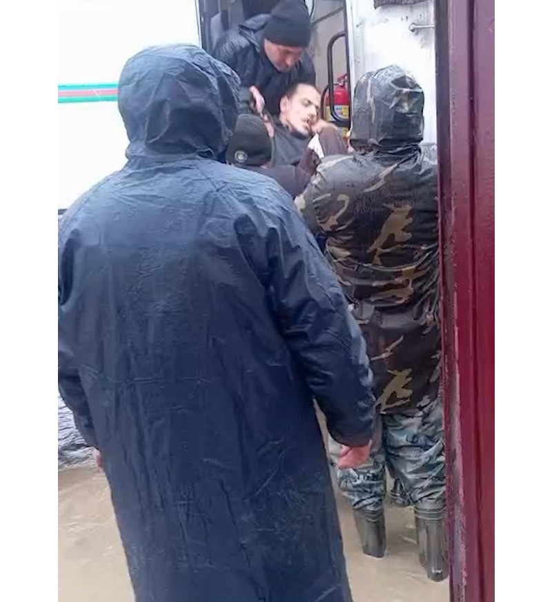 FHN: Xaçmazda evlərə su dolub, köməksiz vəziyyətdə qalan 22 nəfər təxliyə edilib - VİDEO  - FOTO 