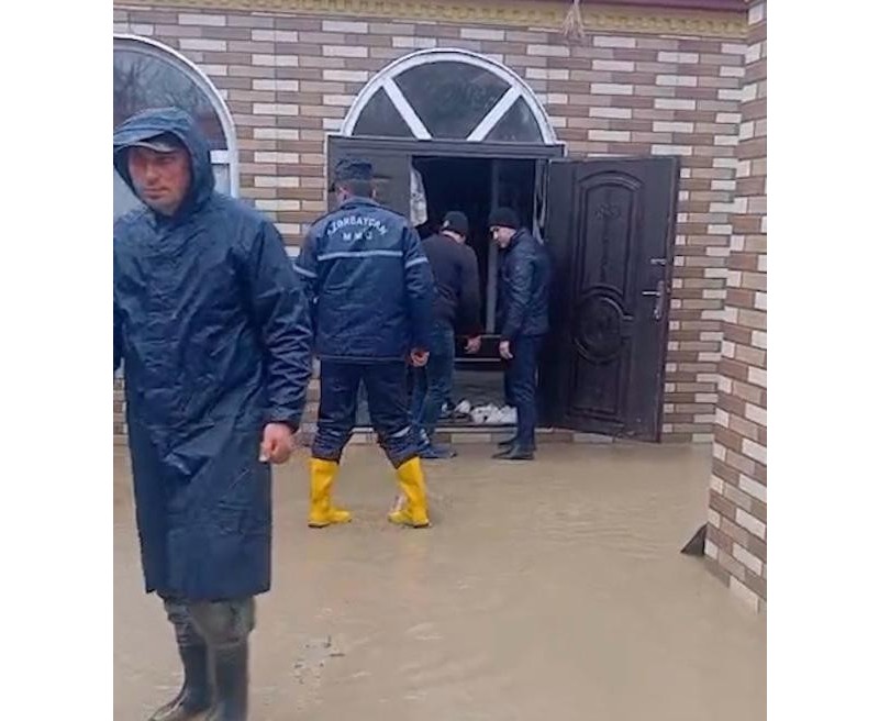 FHN: Xaçmazda evlərə su dolub, köməksiz vəziyyətdə qalan 22 nəfər təxliyə edilib - VİDEO  - FOTO 