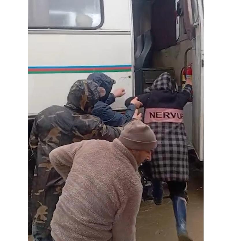 FHN: Xaçmazda evlərə su dolub, köməksiz vəziyyətdə qalan 22 nəfər təxliyə edilib - VİDEO  - FOTO 