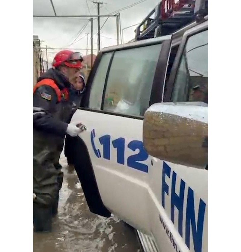 FHN su basmış ərazilərdən 84 nəfəri təxliyə edib - VİDEO 