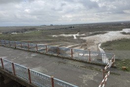 Pirsaat anbarında suyun səviyyəsi kritik həddə çatıb, kanallar məcradan çıxıb - FOTO 