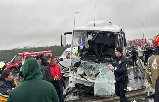 İstanbulda polis avtobusu qəzaya uğrayıb, xeyli yaralı var