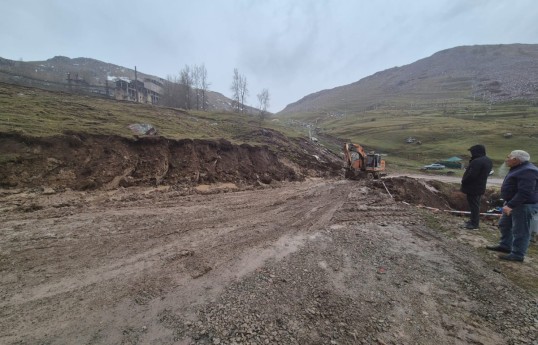 Daşkəsəndə güclü yağışdan sonra yolda sürüşmə baş verib - FOTO 