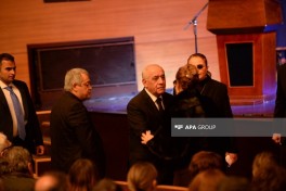 Baş nazir Əli Əsədov Xalq artisti Rasim Balayevlə vida mərasimində iştirak edir - FOTO 