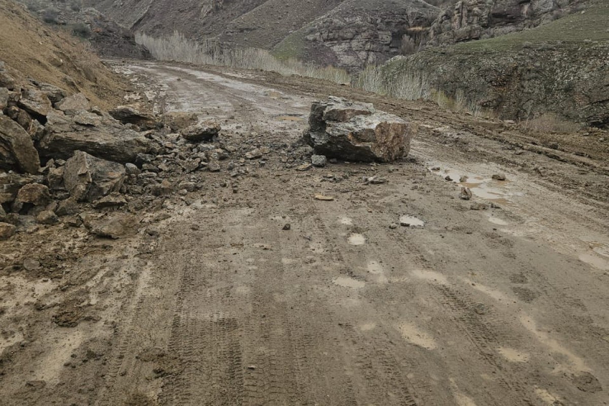 Güclü yağışlar nəticəsində Ordubadda qaya uçqunu olub - FOTO 