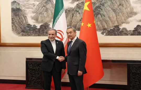 Çinin xarici işlər naziri Van İ və iranlı həmkarı Abbas Əraqçi