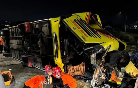 İndoneziyada avtobusla avtosistern toqquşub, azı 16 nəfər ölüb