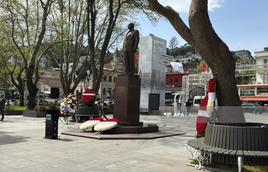 İstanbulda Ümummilli Lider Heydər Əliyevin abidəsi ziyarət olunub - FOTO 