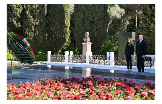 Prezident və birinci xanım Ulu Öndər Heydər Əliyevin məzarını ziyarət ediblər - FOTO 