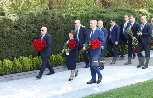 Dövlət və hökumət rəsmiləri Heydər Əliyevin məzarını ziyarət ediblər- FOTO 