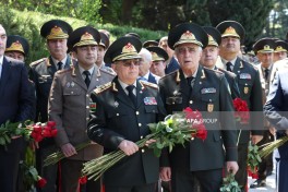 Dövlət və hökumət rəsmiləri Heydər Əliyevin məzarını ziyarət ediblər- FOTO 