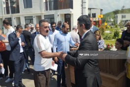 Köç karvanı Zəngilan şəhərinə çatıb, açarlar təqdim olunub - FOTO  - YENİLƏNİB 