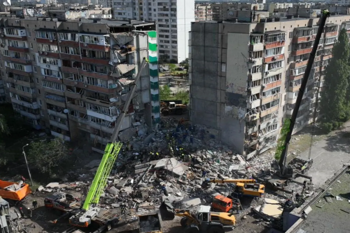 Kiyevdə Rusiya ordusunun vurduğu binanın dağıntıları altından 24 nəfərin meyiti çıxarılıb