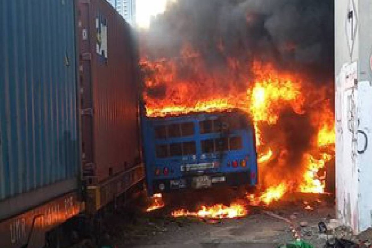 Tailandda qatarın avtobusla toqquşması nəticəsində 8 nəfər ölüb, 32 yaralı var - YENİLƏNİB 