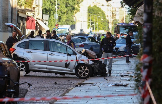 İtaliyada avtomobil insanların üzərinə sürülüb, azı 10 nəfər xəsarət alıb
