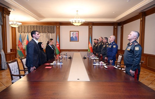 Müdafiə naziri Milli qəhrəmanların ailələrinə medallar təqdim edib