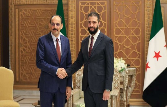 Türkiyə Milli Kəşfiyyat Təşkilatının (MİT) rəhbəri İbrahim Kalın və Suriyanın keçid dövrü prezidenti Əhməd əş-Şaraa