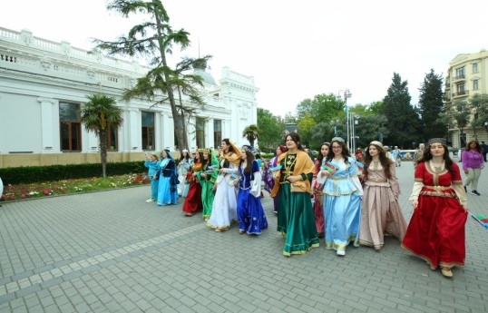 Bakının mərkəzində milli geyimlərdə gəzinti-yürüş təşkil olunub - FOTO 