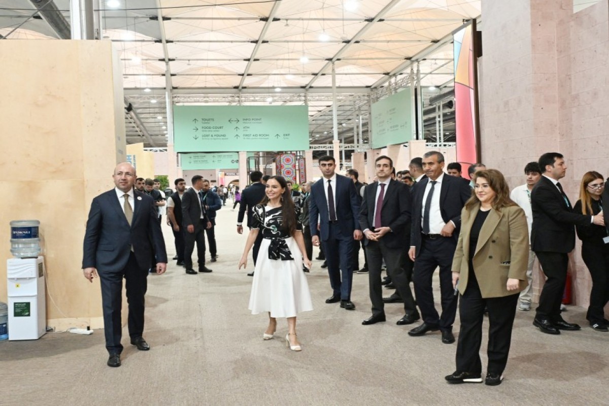 Leyla Aliyeva and Arzu Aliyeva tour the Urban Expo exhibition - <span class="red_color">PHOTO