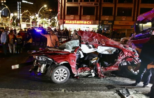 Türkiyədə yol qəzasında bir ailənin 5 üzvü ölüb, 6 nəfər yaralanıb