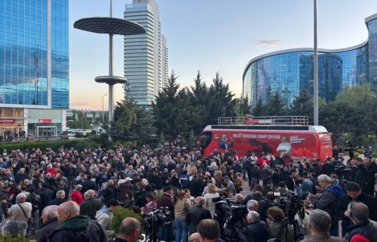 Kılıçdaroğlunun tələbi ilə Özgür Özel və tərəfdarları CHP mərkəzi qərargahından çıxarılıb - YENİLƏNİB-1 