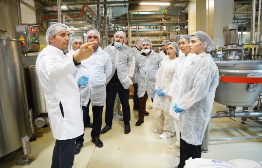 Media nümayəndələri “Made in Azerbaijan” brendini dünyaya tanıdan “Ulduz” fabriki ilə tanış olublar - FOTO 