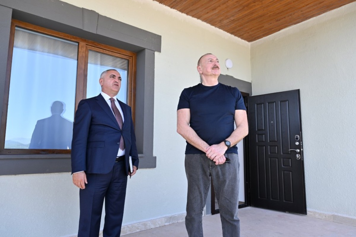 Prezident Xocalıda hərbçilər üçün nəzərdə tutulan fərdi evlərdə yaradılmış şəraitlə tanış olub - FOTO 