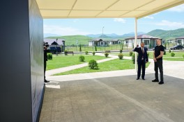 Prezident Xocalıda hərbçilər üçün nəzərdə tutulan fərdi evlərdə yaradılmış şəraitlə tanış olub - FOTO 