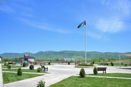 Prezident Xocalıda hərbçilər üçün nəzərdə tutulan fərdi evlərdə yaradılmış şəraitlə tanış olub - FOTO 