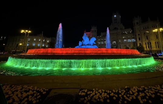 Madridin “Cibeles” fəvvarəsi Azərbaycan Bayrağı rənglərində işıqlandırılıb - FOTO 