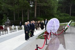YAP-ın VIII qurultayının nümayəndələri Ulu Öndər Heydər Əliyevin məzarını ziyarət ediblər