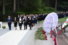 YAP-ın VIII qurultayının nümayəndələri Ulu Öndər Heydər Əliyevin məzarını ziyarət ediblər