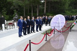 YAP-ın VIII qurultayının nümayəndələri Ulu Öndər Heydər Əliyevin məzarını ziyarət ediblər