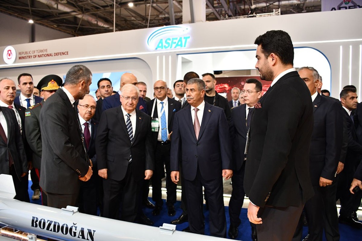 Azərbaycan və Türkiyə müdafiə nazirləri "ADEX 2026" sərgisini ziyarət ediblər