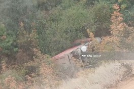 Şəmkir-Gədəbəy yolunda yük maşını dərəyə aşıb - FOTO 