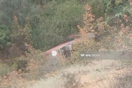 Şəmkir-Gədəbəy yolunda yük maşını dərəyə aşıb - FOTO 