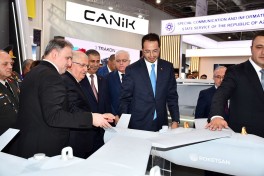 Azərbaycan və Türkiyə müdafiə nazirləri "ADEX 2026" sərgisini ziyarət ediblər