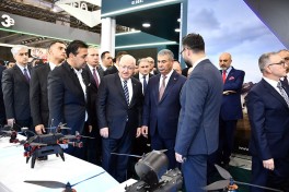 Azərbaycan və Türkiyə müdafiə nazirləri "ADEX 2026" sərgisini ziyarət ediblər