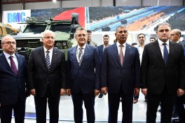 Azərbaycan və Türkiyə müdafiə nazirləri "ADEX 2026" sərgisini ziyarət ediblər