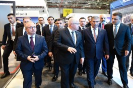 Azərbaycan və Türkiyə müdafiə nazirləri "ADEX 2026" sərgisini ziyarət ediblər