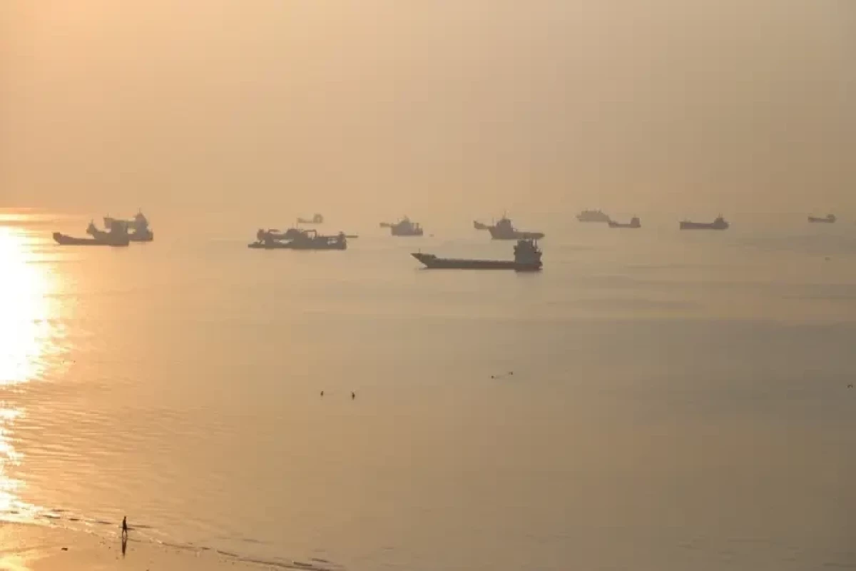 Hörmüz boğazından keçən neft tankerinə hücum edilib