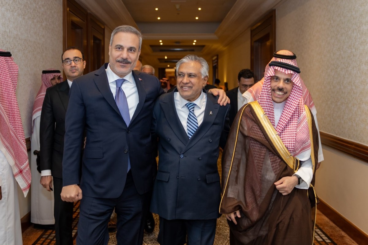 Türkiyənin xarici işlər naziri Hakan Fidan, Pakistanın Baş naziri Məhəmməd İshaq Dar, Səudiyyə Ərəbistanının xarici işlər naziri şahzadə Feysəl bin Fərhan Al Səud