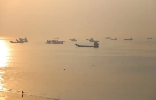 Hörmüz boğazından keçən neft tankerinə hücum edilib