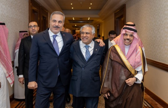 Türkiyənin xarici işlər naziri Hakan Fidan, Pakistanın Baş naziri Məhəmməd İshaq Dar, Səudiyyə Ərəbistanının xarici işlər naziri şahzadə Feysəl bin Fərhan Al Səud
