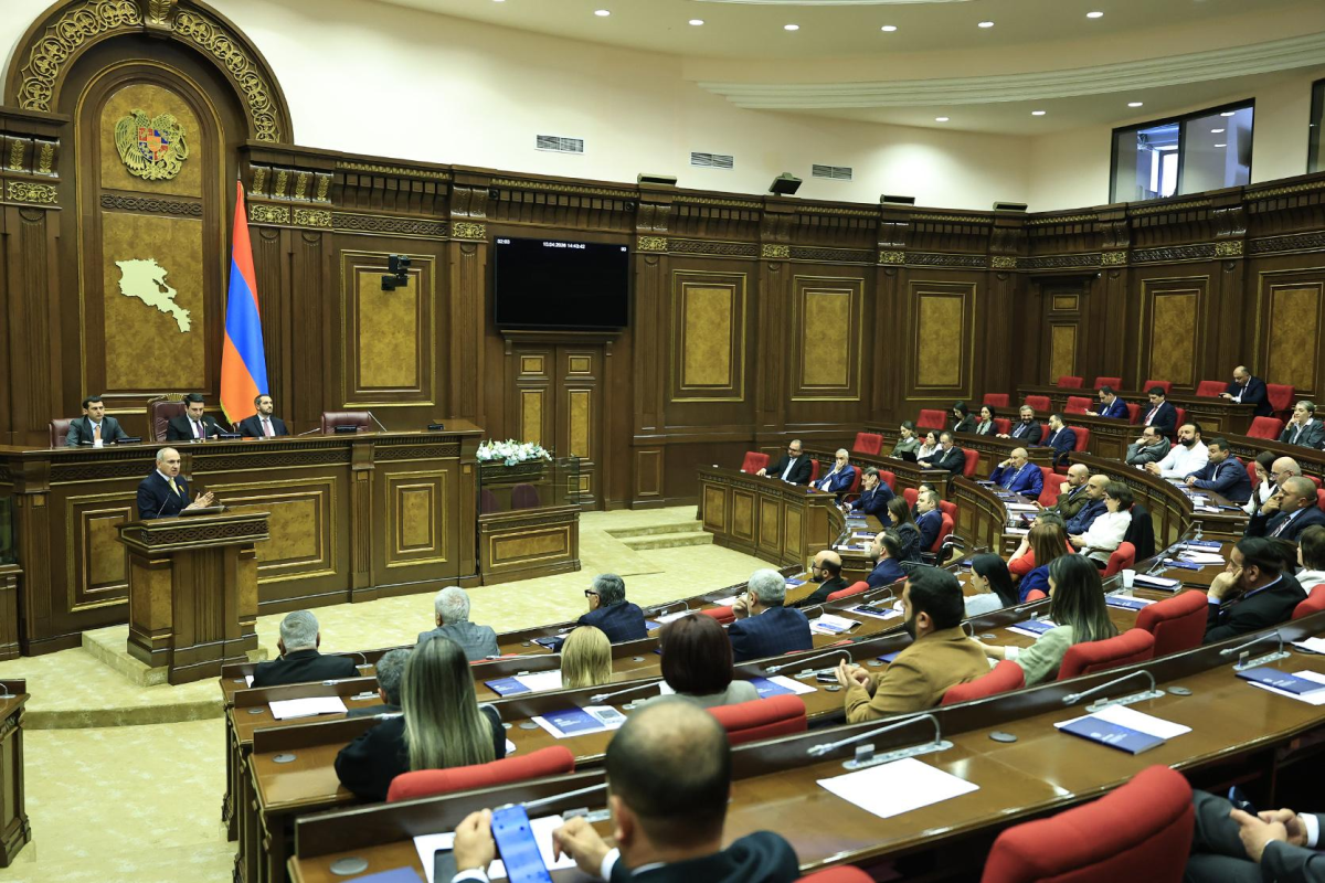 Ermənistan parlamentində deputatlar arasında əlbəyaxa dava düşüb - <span class="red_color">VİDEO