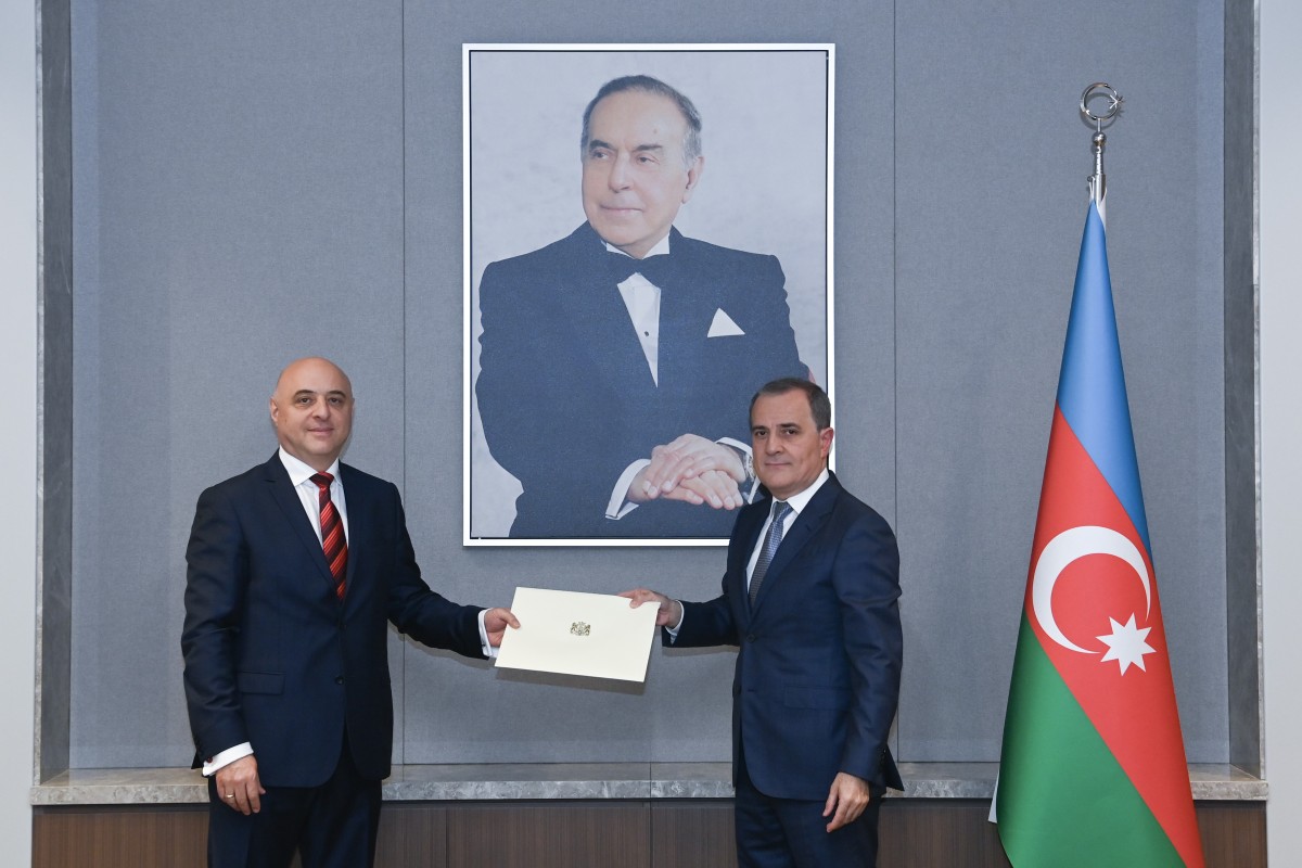 Gürcüstanın yeni səfiri etimadnaməsinin surətini Ceyhun Bayramova təqdim edib