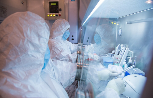 ÜST Rusiyada laboratoriya əməkdaşının ölümünü izləyir