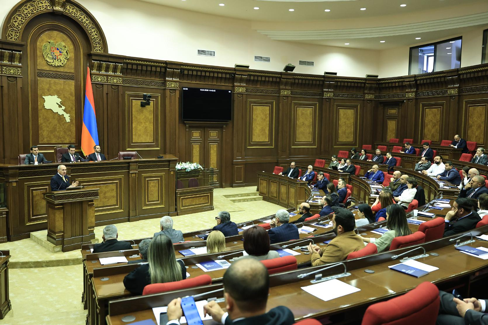 Ermənistan parlamentində deputatlar arasında əlbəyaxa dava düşüb