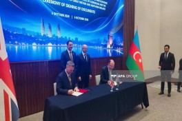 Bakıda Azərbaycan-Böyük Britaniya hökumətlərarası komissiyasının 8-ci iclasında bir sıra sənədlər imzalanıb - FOTO