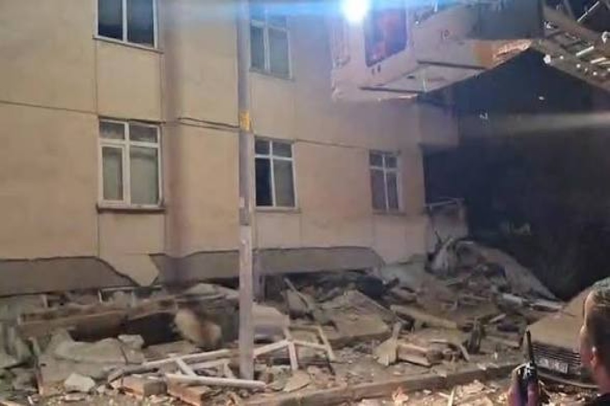 İstanbulda 7 mərtəbəli bina çöküb, dağıntılar altında qalanlar var